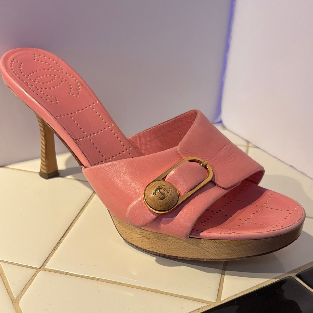 CHANEL decor -Pink Leather Open-Toe single Mule with Gold-Tone Buckle (One)